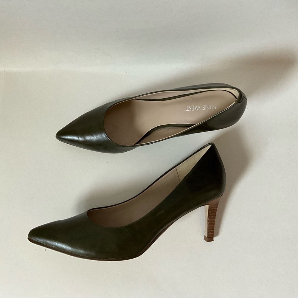 Nine West pumps olive green women’s size 9. Worn 2 times